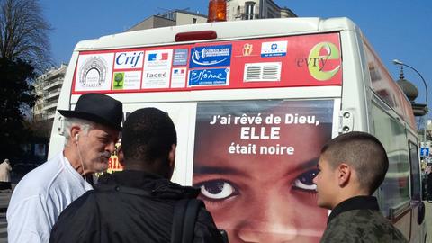 Das Team des jüdisch-muslimischen Freundschaftsverein vor ihrem Bus.