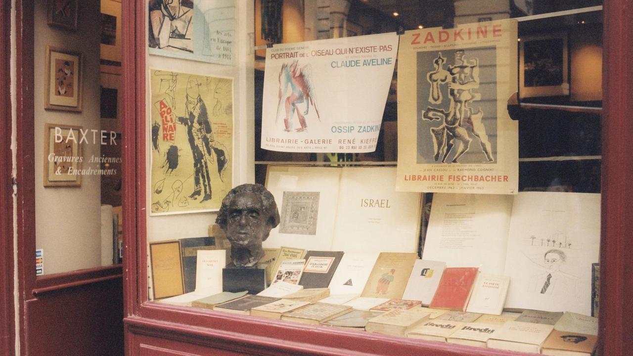 Aussenansicht der Buchhandlung "Librairie Calligrammes " in Paris in dem gleichnamigen Film von Ulrike Ottinger