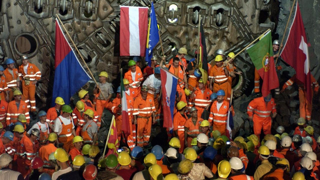 Arbeiter feiern den Durchbruch am Gotthard Tunnel. Mit 57 km ist der Gotthard Tunnel der längste Eisenbahn-Tunnel der Welt.