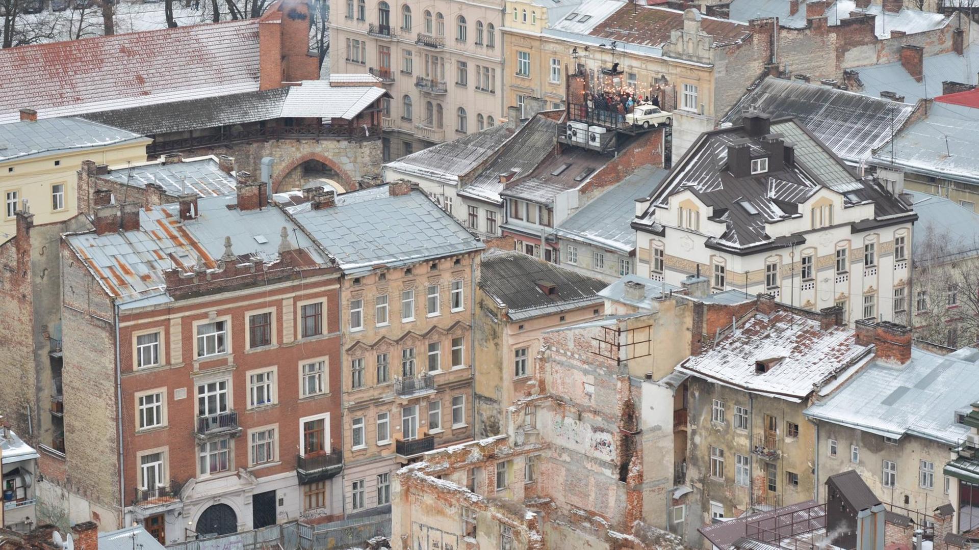 Ein alter Trabant ist auf dem Dach eines historischen Gebäudes der Stad Lviv (ehemals Lemberg) geparkt