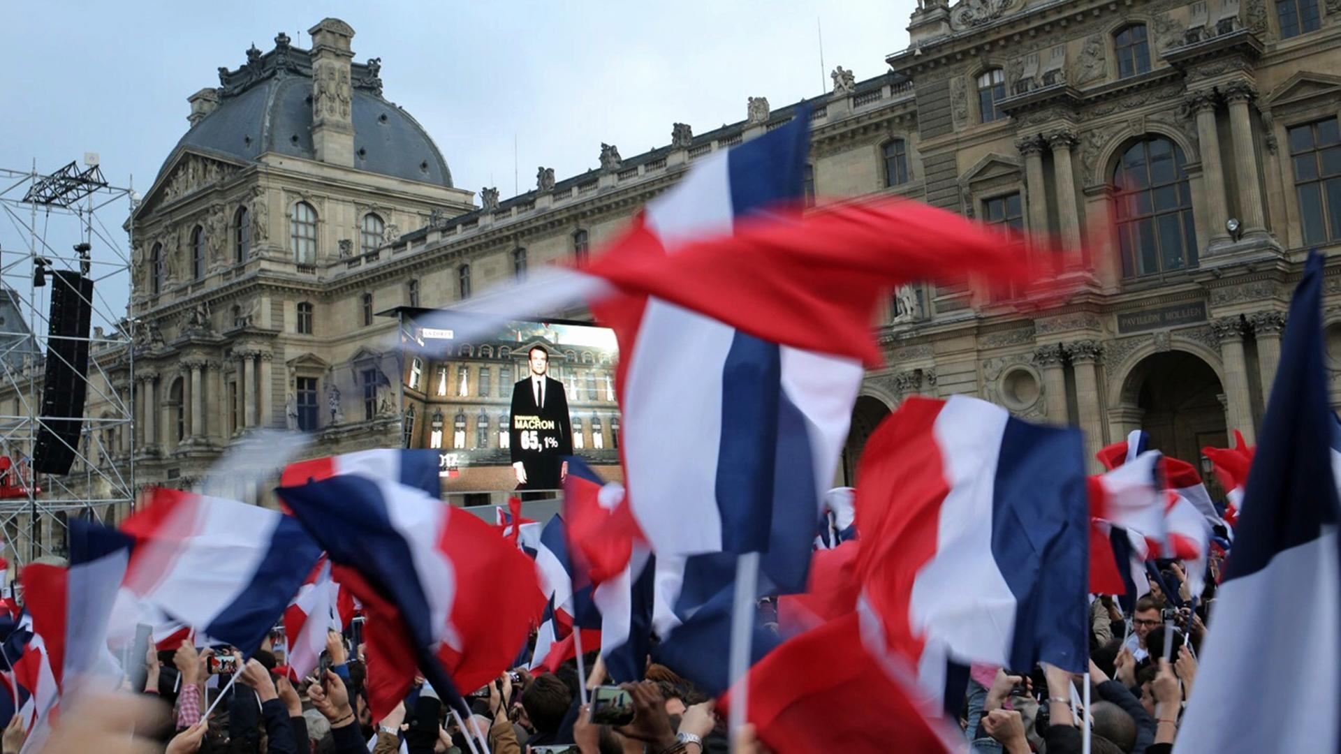 Französische Wähler schauen gemeinsam der Verkündung der Wahlergebnisse nach der Präsidentschaftswahl am 7. Mai 2017 zu: Der parteilose Emmanuel Macron ging als Sieger hervor.
