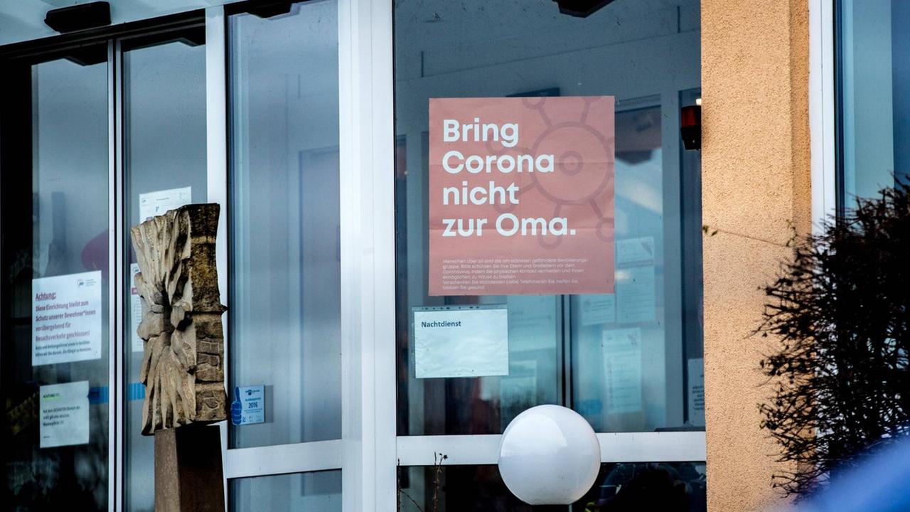 An einem Alten- und Pflegeheim bei Bamberg hängt ein Plakat: "Bring Corona nicht zur Oma". 