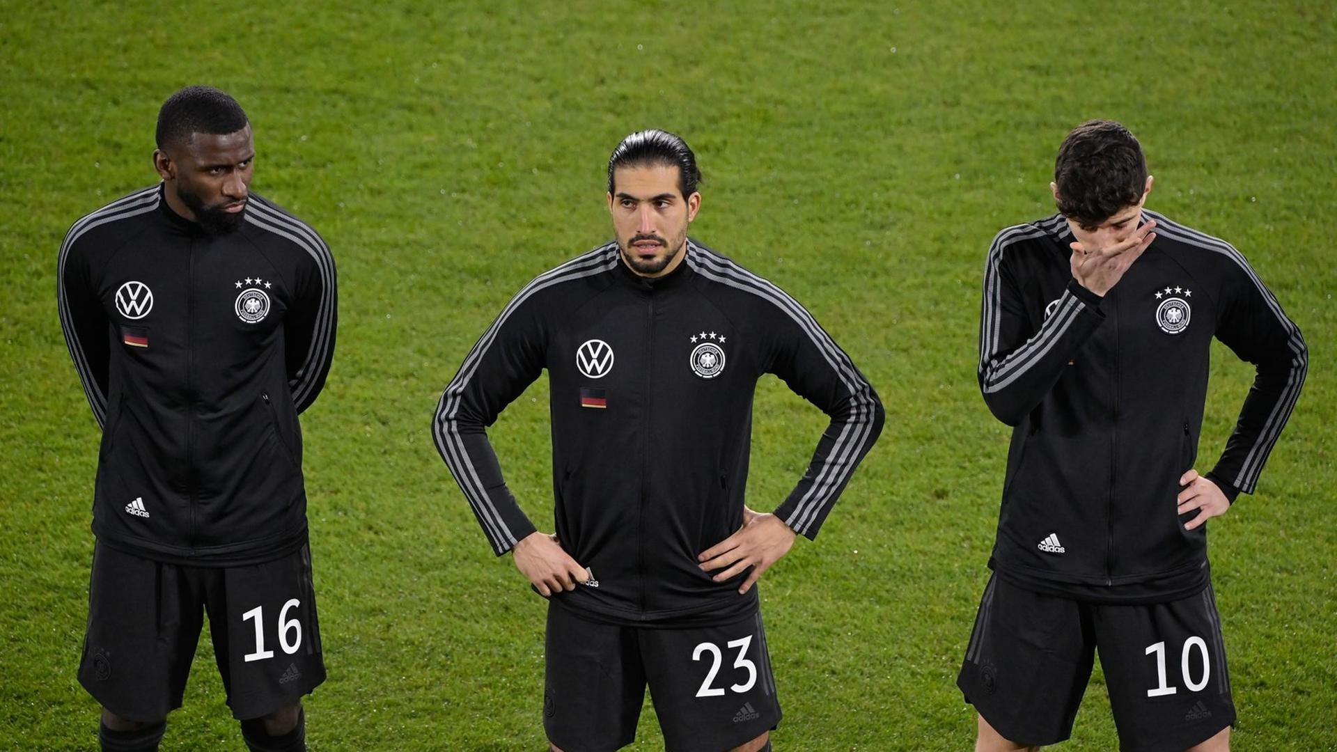 Die deutschen Fußball-Nationalspieler Antonio Rüdiger (l-r), Emre Can und Kai Havertz stehen vor dem WM-Qualifikationspiel gegen Island zusammen.