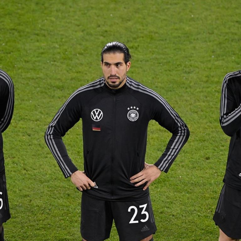 Die deutschen Fußball-Nationalspieler Antonio Rüdiger (l-r), Emre Can und Kai Havertz stehen vor dem WM-Qualifikationspiel gegen Island zusammen.