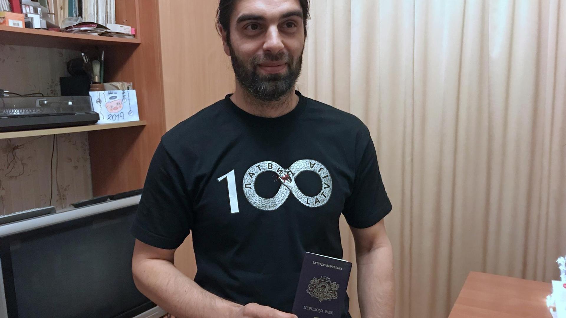 Surab Prtskhalaishvili mit seinem Nichtbürger-Pass