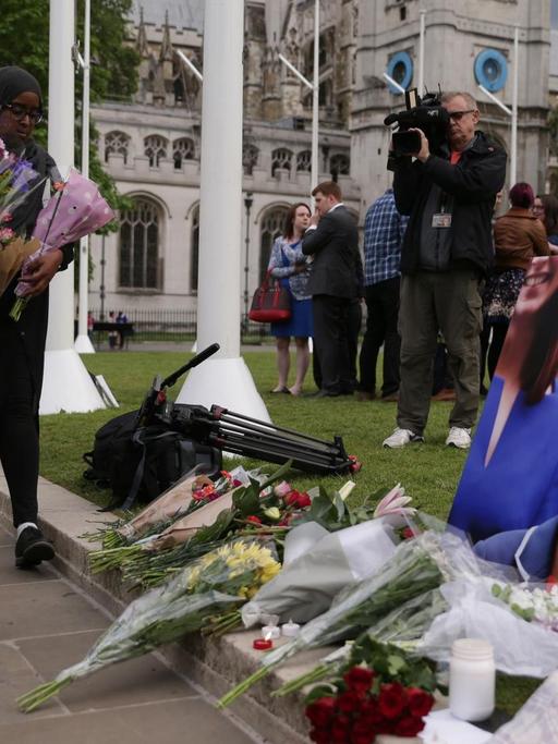 Nach dem Mord an Jo Cox legen Menschen Blumen am Parliament Square in London ab.