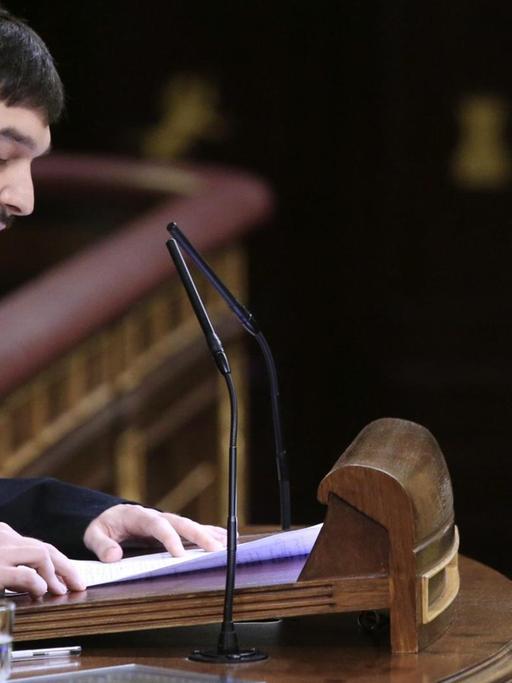 Der spanische Podemos-Abgeordnete Pablo Bustinduy in einer Parlamentsdebatte