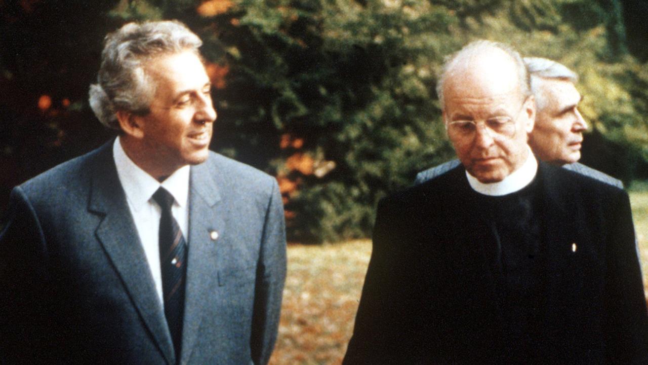 Der designierte SED-Generalsekretär Egon Krenz (l) während einer Unterredung mit Bischof Werner Leich am 19. Oktober 1989.