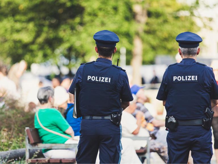Foto von zwei Polizisten
