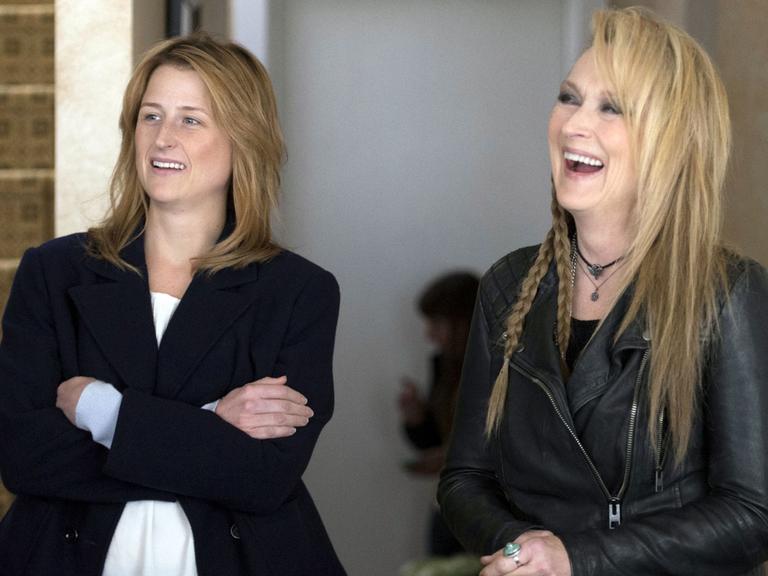 Meryl Streep (r) als Ricki Rendazzo und Mamie Gummer als Julie in einer Szene des Kinofilms "Ricki - Wie Familie so ist"
