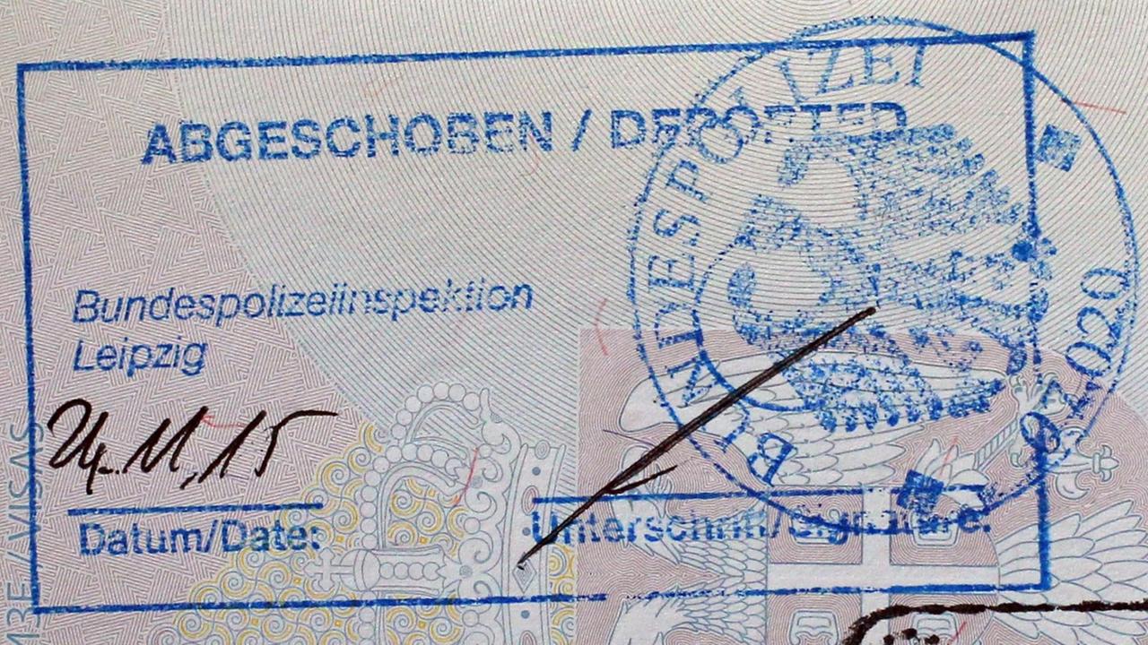 Man sieht den Stempel "Abgeschoben" mit dem dem Datum 24.11.2015 in einem Pass.