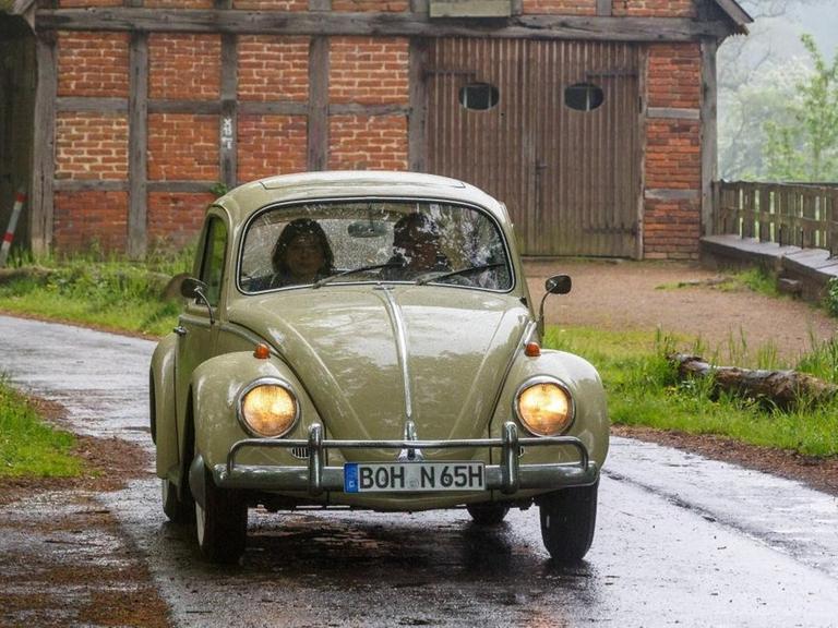 Ein VW-Käfer mit historischem "H"-Kennzeichen bei einer Ausfahrt.