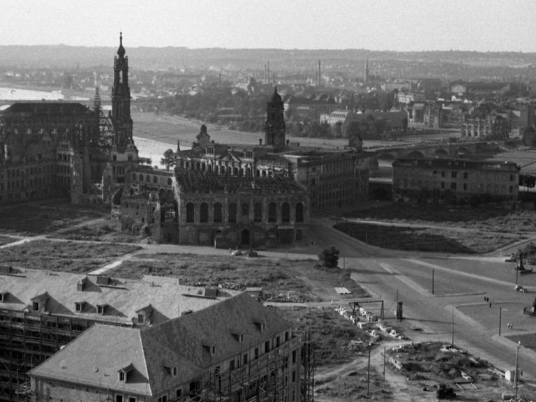 Das Schwarz-weiß-Foto vom 30.07.1956 zeigt einen Blick über die zerstörte Altstadt zur Semperoper vom Rathausturm aus.