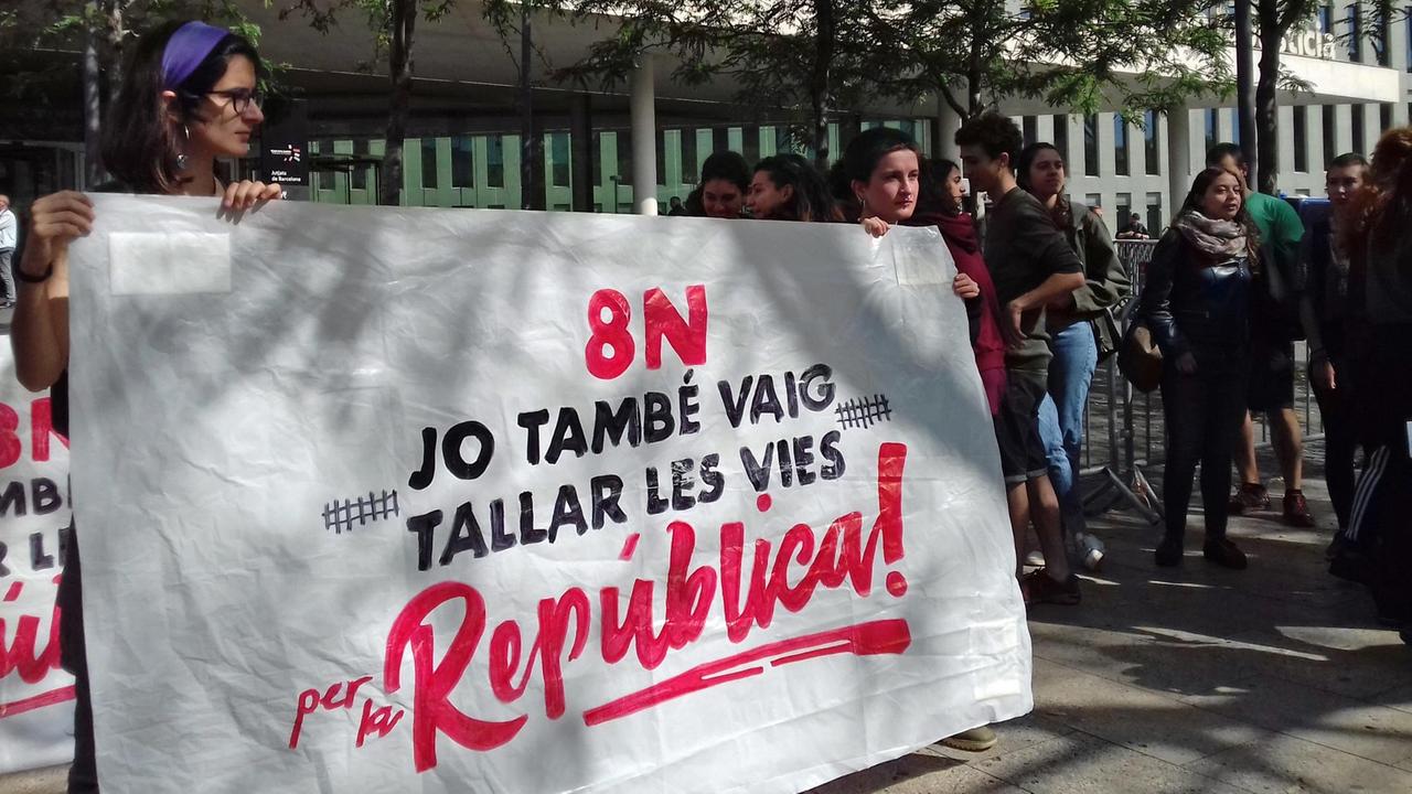 Protest des "Komitees zur Verteidigung der Republik" vor dem Justizgebäude