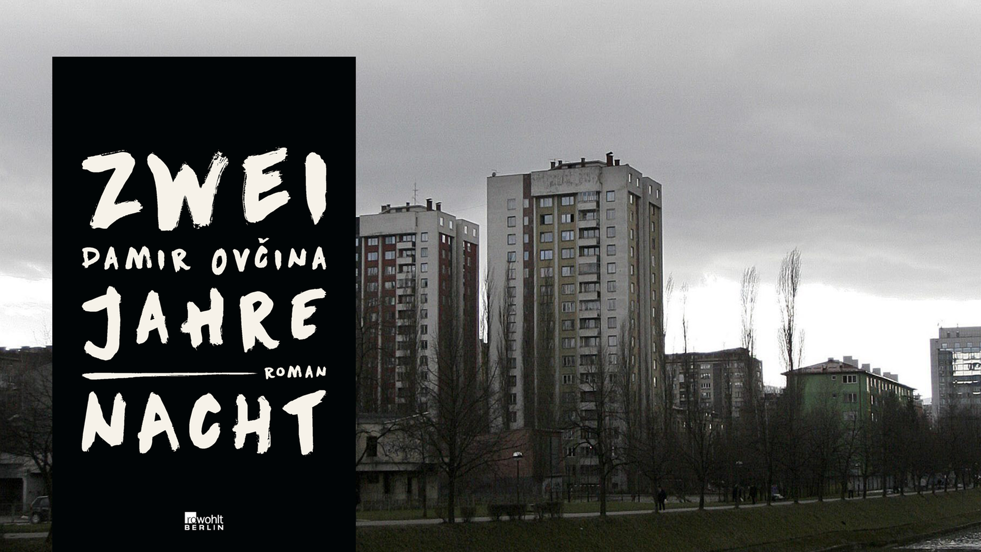 Im Vordergrund ist das Cover des Buches "Zwei Jahre Nacht" zu sehen, im Hintergrund sind Hochhäuser des Stadtteils Grbavica in Sarajevo abgebildet.