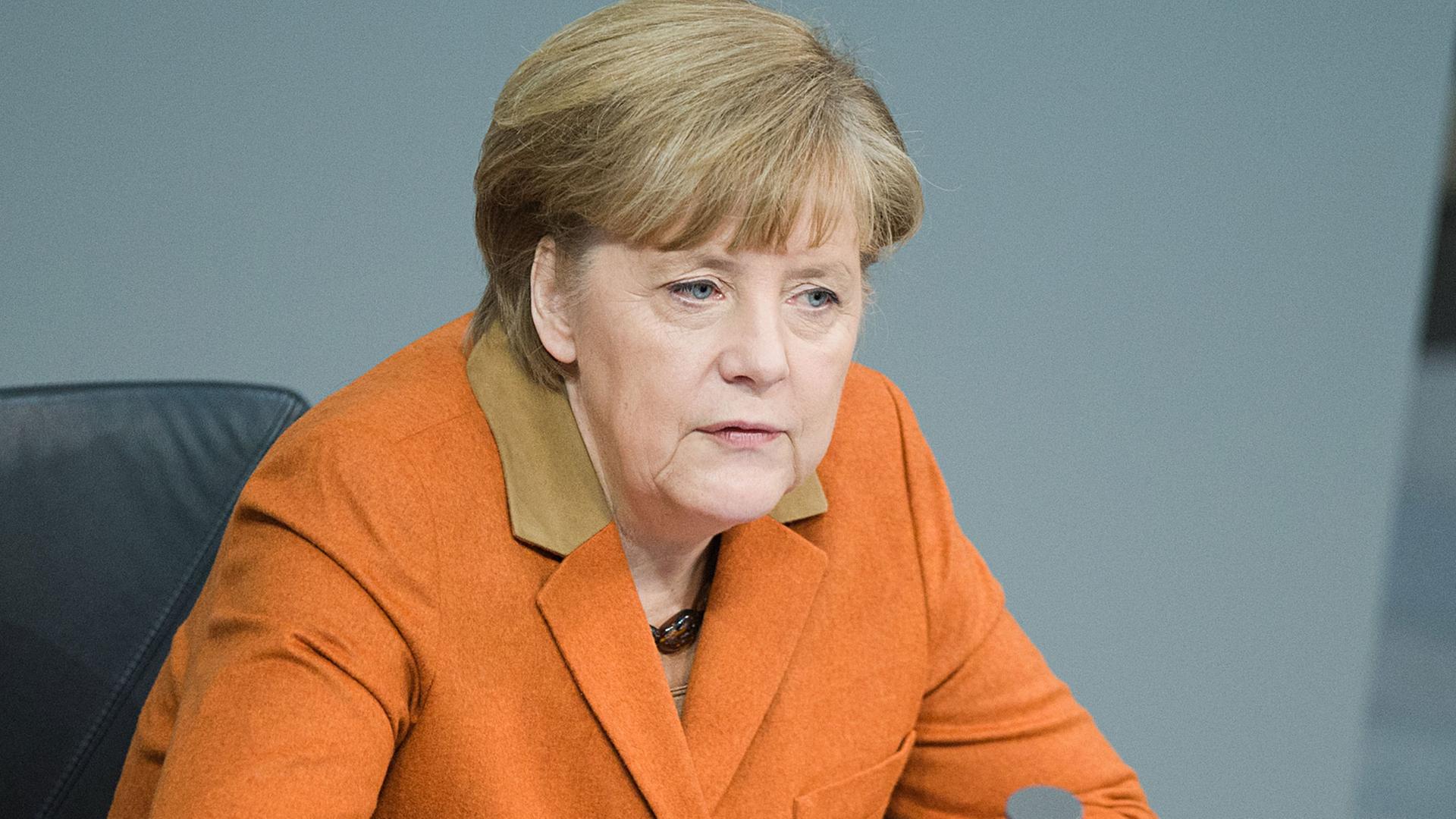 Wegen ihrer Beckenverletzung hat Angela Merkel ihre Regierungserklärung diesmal im Sitzen gehalten.