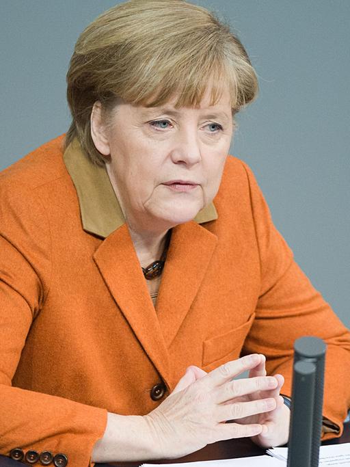 Wegen ihrer Beckenverletzung hat Angela Merkel ihre Regierungserklärung diesmal im Sitzen gehalten.