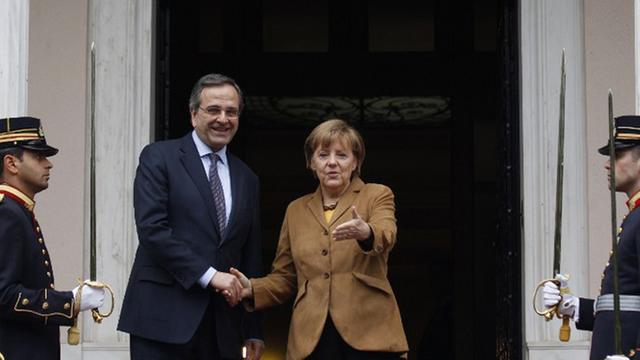 Bundeskanzlerin Angela Merkel gibt Griechenlands Ministerpräsident Antonis Samaras vor seinem Amtssitz die Hand.
