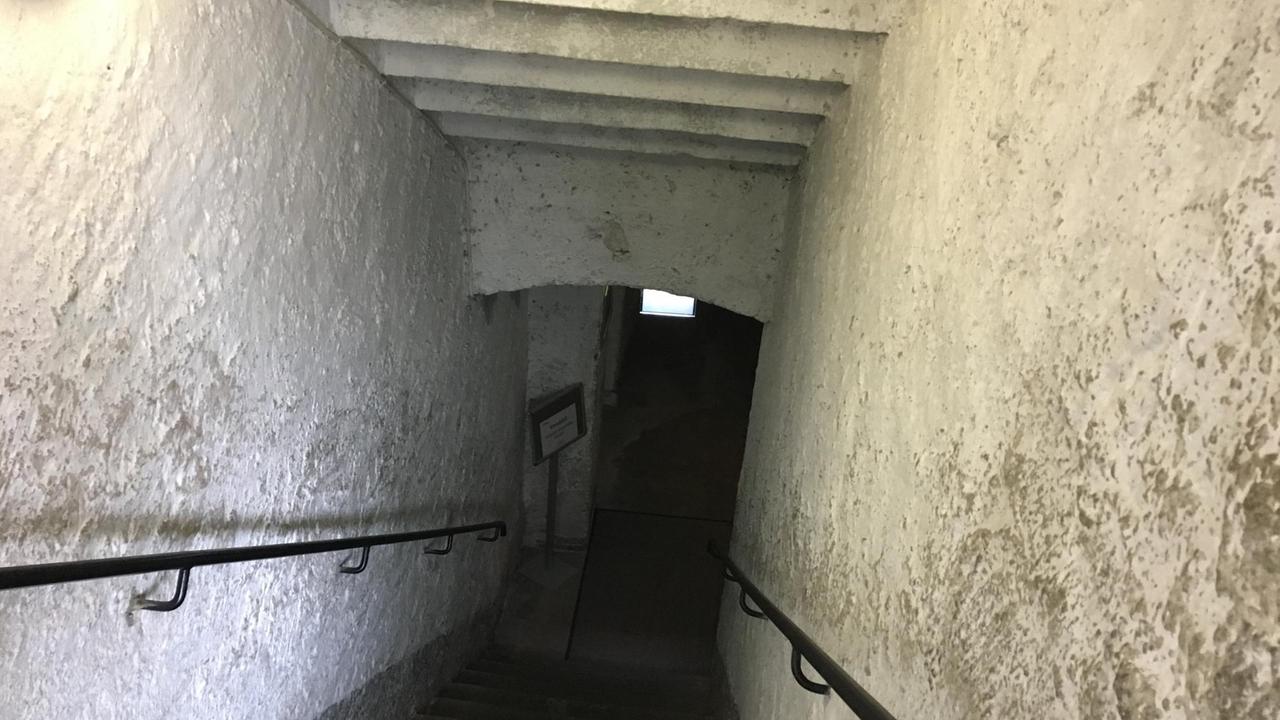 steile Treppe führt in den Keller
