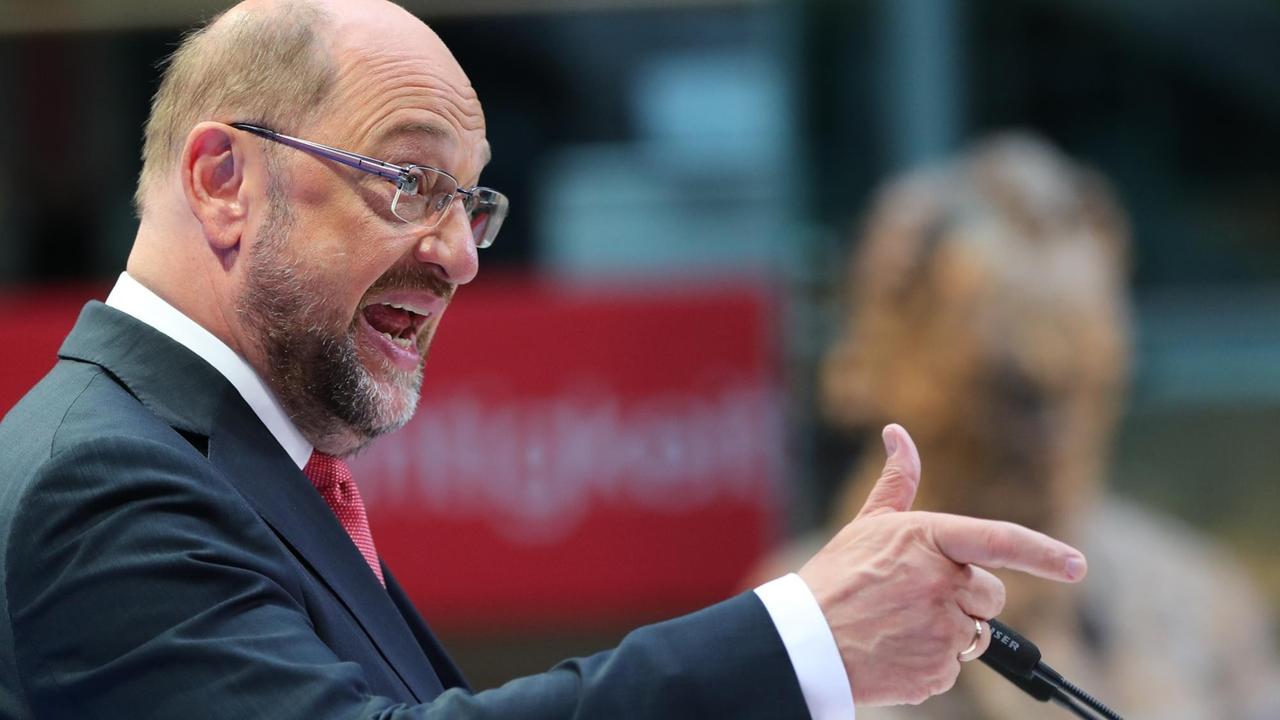 Der unterlegene SPD-Kanzlerkandidat Martin Schulz spricht am 25.09.2017 in der SPD-Parteizentrale im Willy-Brandt-Haus in Berlin.