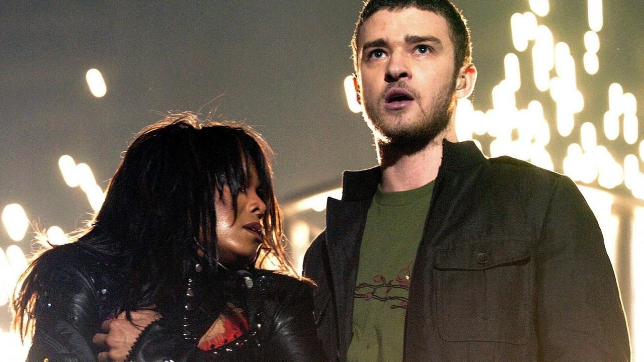 Die Sängerin Janet Jackson bedeckt am 1.2.2004 bei der Show in der Halbzeitpause des Super Bowl ihre rechte Brust, die beim Duett mit US-Sänger Justin Timberlake sichtbar geworden ist. Timberlake hatte ihr das Bustier heruntergerissen - natürlich unabsichtlich. 