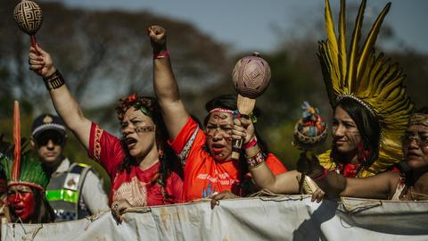 Brasilien: Indigene Frauen schreien politische Parolen bei einem Protest gegen die Umweltpolitik des rechten Präsidenten Bolsonaro und den Verlust ihrer traditionellen Siedlungsgebiete.