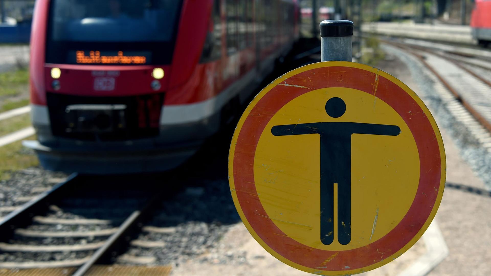 Ein "Betreten Verboten" - Schild ist am 21.04.2015 an einem Gleis am Hauptbahnhof in Kiel (Schleswig-Holstein) zu sehen.