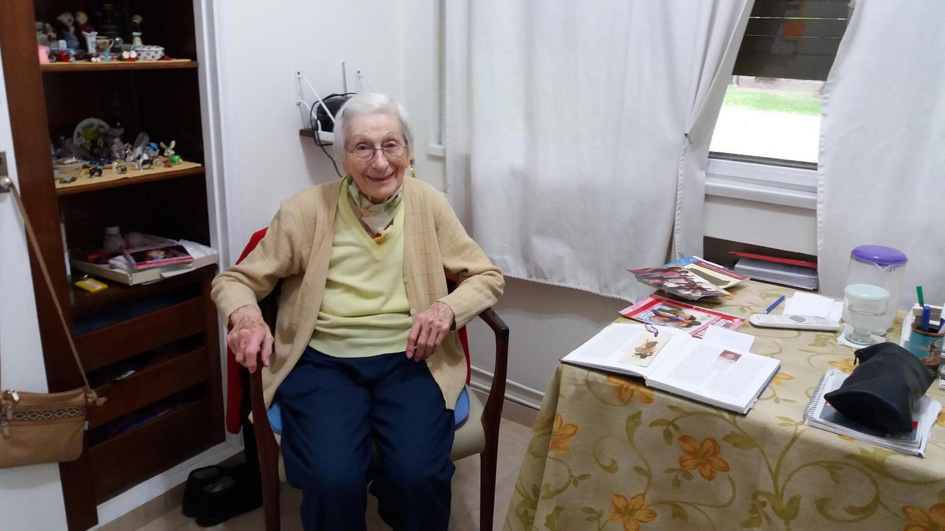 Die 90-jährige Clarita Goldschmidt in ihrem Wohnzimmer im jüdischen Altersheim Hogar Hirsch in Buenos Aires