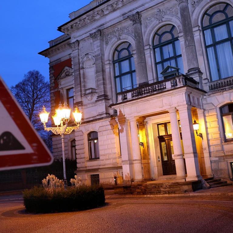 Ein Baustellenschild steht vor dem Palais am Fürstenwall, dem Sitz der Staatskanzlei des Landes Sachsen-Anhalt. 