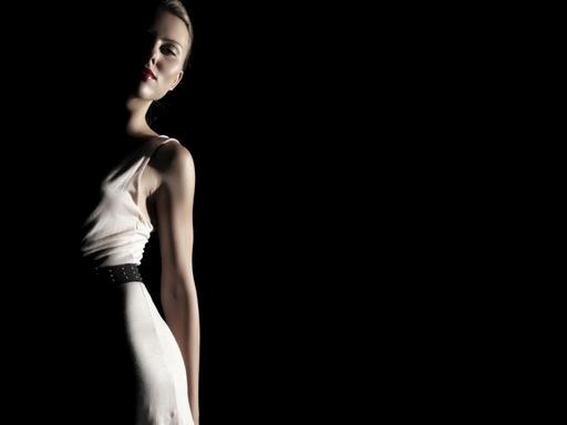 Eine junge Frau in weißem Kleid, umrahmt von Licht und Schatten, Fashion