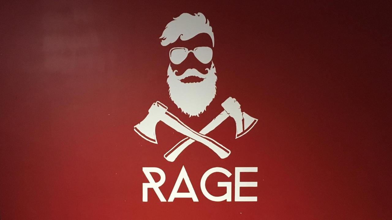 Mit Rauschebart und Sonnenbrille: kein Holzfäller, sondern ein Axtwerfer bei "Rage Montréal" 