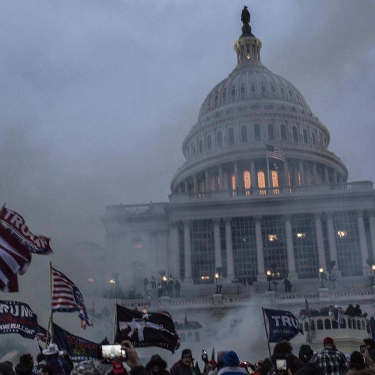 Tränengasschwaden verdunkeln das von Protestlern umlagerte Kapitol in Washington.