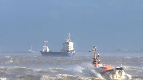Ein Boot kämpft sich bei starkem Sturm durch die Elbe zwischen der Einfahrt zum Nord-Ostsee-Kanal und der Mündung in die Nordsee bei Brunsbüttel, Oktober 2013