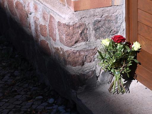 Blumen stehen an dem Eingang zur Synagoge in Halle, durch den ein Attentäter am 9. Oktober 2019 in die Synagoge eindringen wollte.
