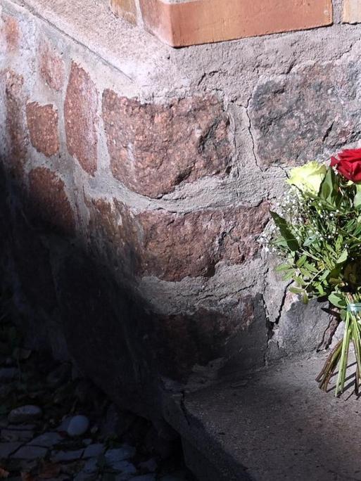 Blumen stehen an dem Eingang zur Synagoge in Halle, durch den ein Attentäter am 9. Oktober 2019 in die Synagoge eindringen wollte.