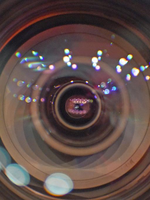 Lichter spiegeln sich in einer Kameralinse