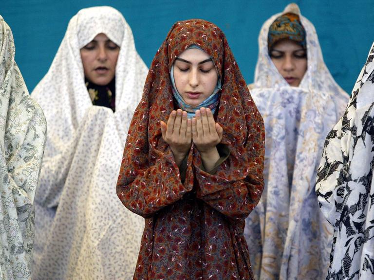 Verschleierte Frauen während des Freitagsgebets in Teheran
