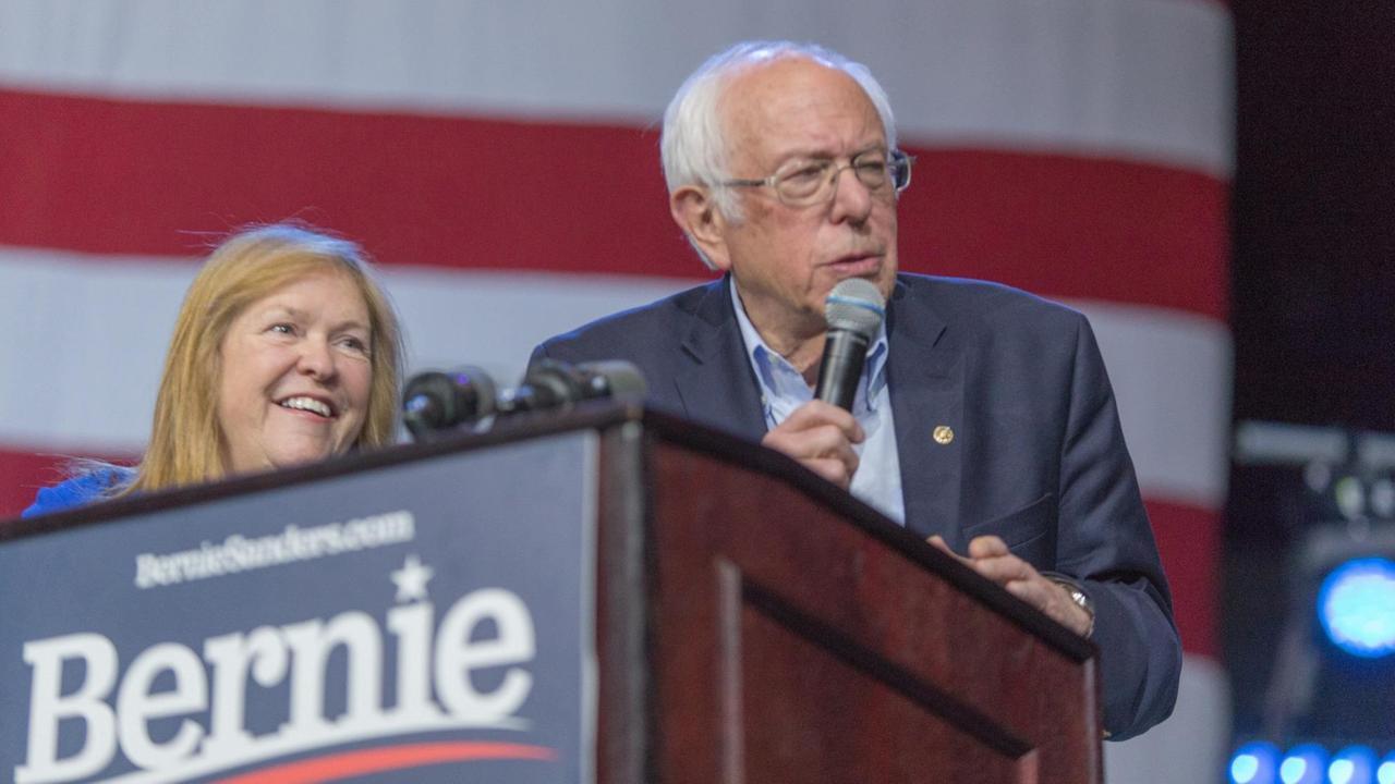 Jane O'Meara Sanders und ihr Mann, der Präsidentschaftsbewerber Bernie Sanders, bei einem Wahlkampfauftritt