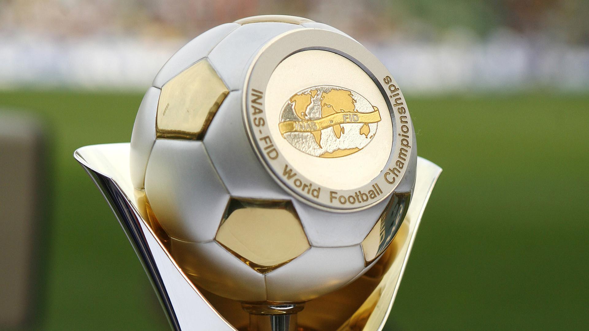 Der Pokal von der Fußball-WM ID ist ein silberner und goldener Fußball Der Pokal von der Fußball-WM ID ist ein silberner und goldener Fußball