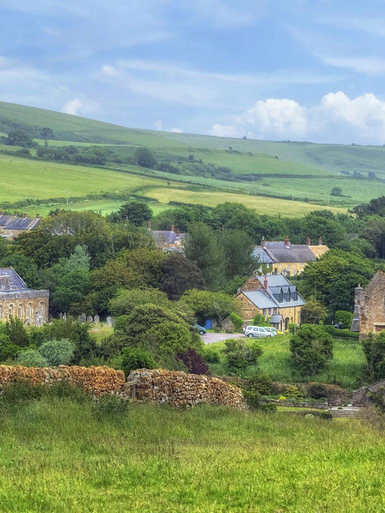 Blick auf das Dorf Abbotsbury mit der Pfarrkirche St. Nicholas in Dorset im ländlichen England