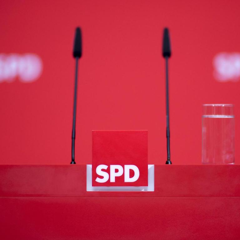 Das Foto zeigt ein Pult mit Logo der SPD im Willy-Brandt-Haus in Berlin.