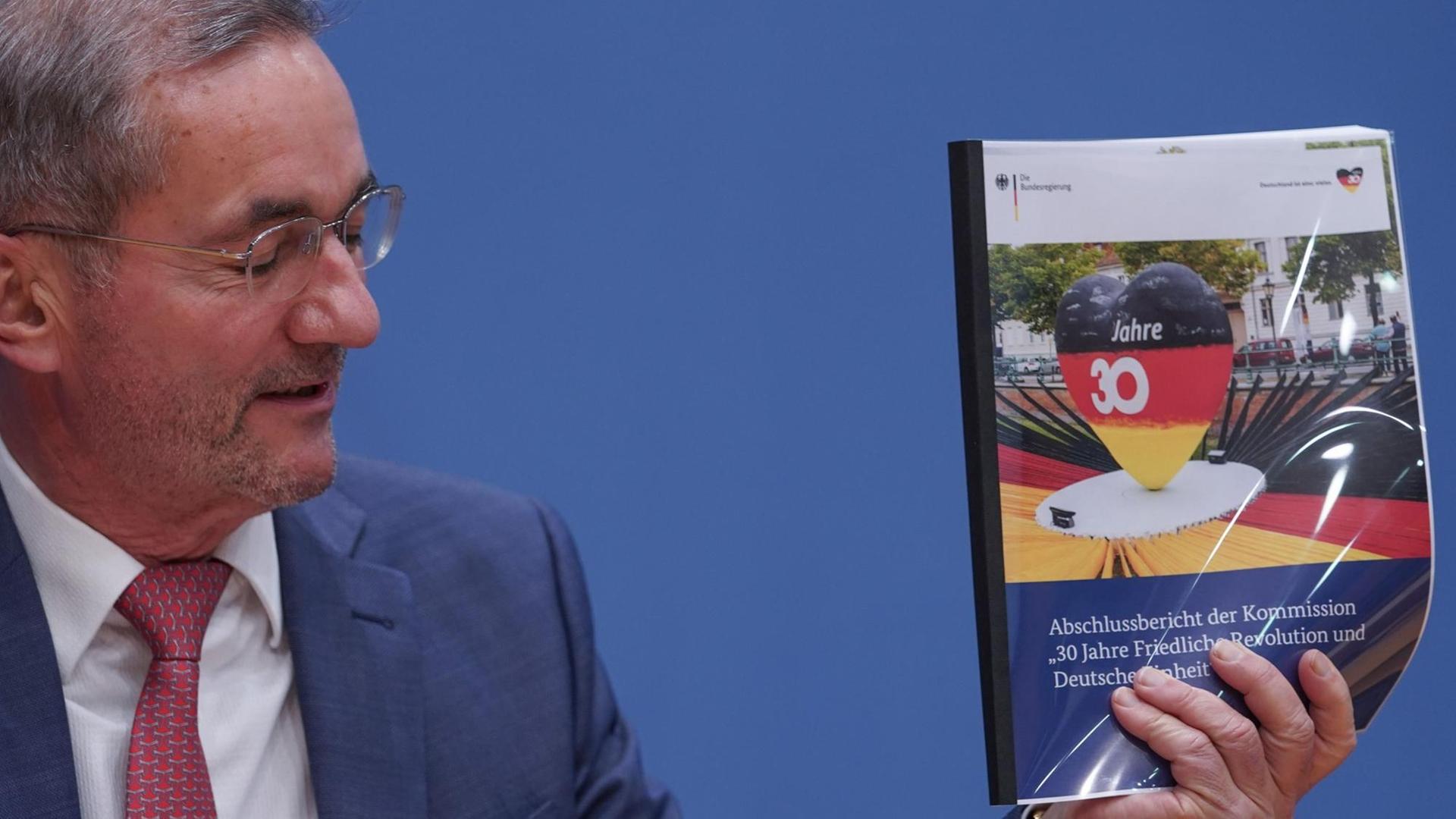 Berlin: Matthias Platzeck (SPD), Vorsitzender der Regierungskommission "30 Jahre Friedliche Revolution und Deutsche Einheit", stellt den Abschlussbericht seiner Kommission in der Bundespressekonferenz vor. Berlin: Matthias Platzeck (SPD), Vorsitzender der Regierungskommission "30 Jahre Friedliche Revolution und Deutsche Einheit", stellt den Abschlussbericht seiner Kommission in der Bundespressekonferenz vor.