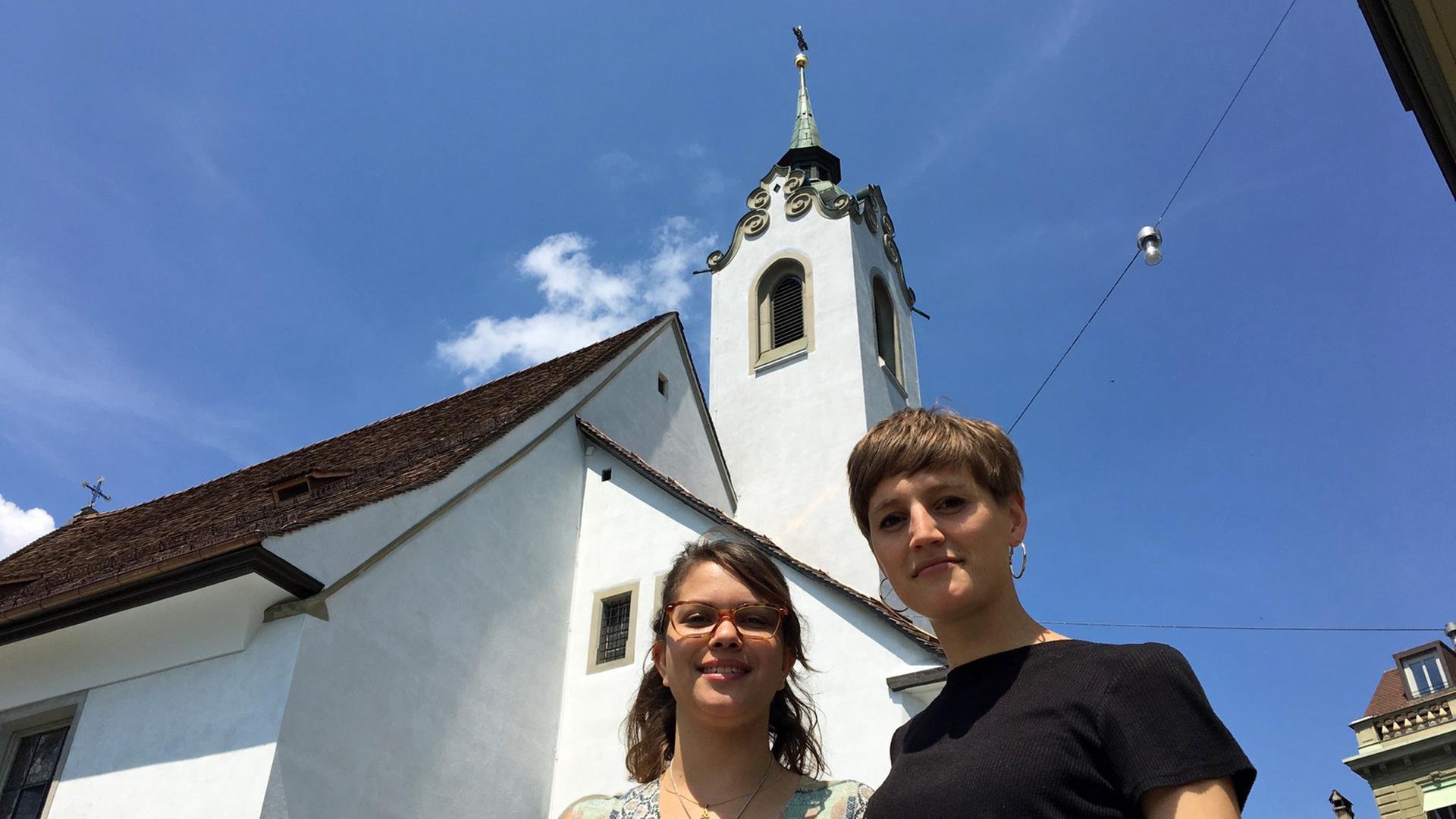 Die Künstlerinnen Klarissa Flückiger (l.) und Mahtola Wittmer vor der St. Peters-Kapelle in Luzern