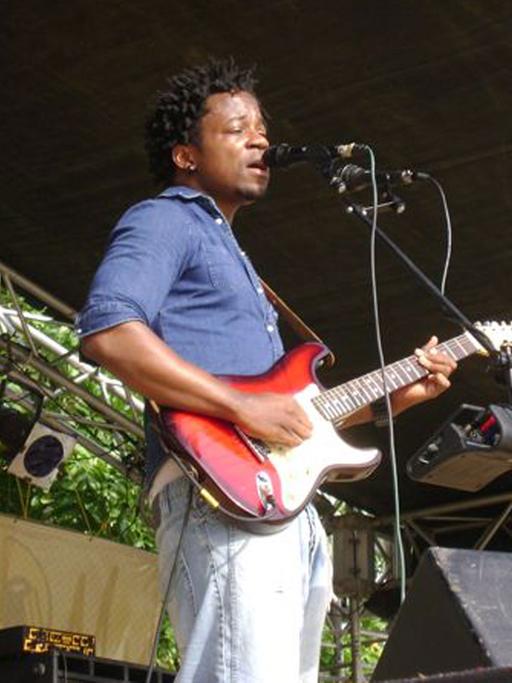 Blick Bassy singt auf der MASA. Geboren ist Bassy in Kameruns Hauptstadt Yaoundé. Blick Bassy beherrscht die Musikformen Bolobo (Gesang der Fischer), Dingoma (zur Amtseinführung von Mbombock-Häuptlingen gespielt), Bekele (Hochzeitsmusik), Hongo (Begräbnismusik) und Assiko (zur Tanzunterhaltung). Seine erste Band hieß "Jazz Crew".