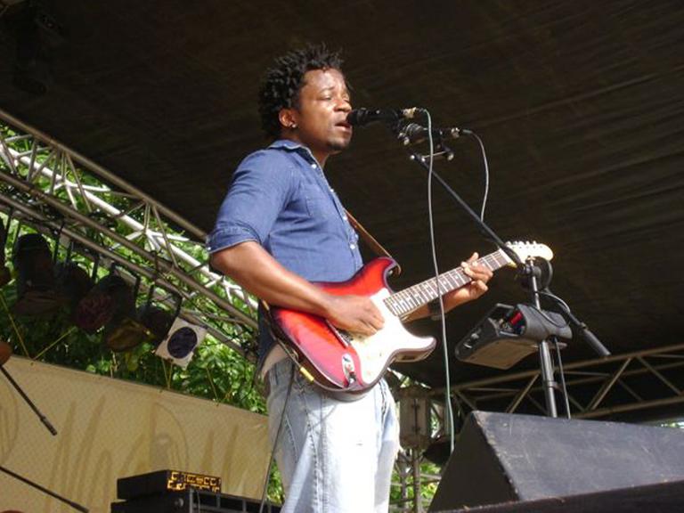 Blick Bassy singt auf der MASA. Geboren ist Bassy in Kameruns Hauptstadt Yaoundé. Blick Bassy beherrscht die Musikformen Bolobo (Gesang der Fischer), Dingoma (zur Amtseinführung von Mbombock-Häuptlingen gespielt), Bekele (Hochzeitsmusik), Hongo (Begräbnismusik) und Assiko (zur Tanzunterhaltung). Seine erste Band hieß "Jazz Crew".