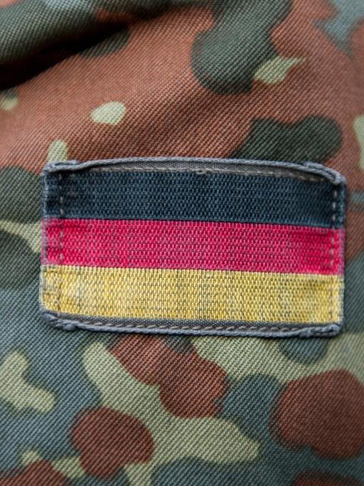 Deutschlandflagge auf Bundeswehr-Uniform