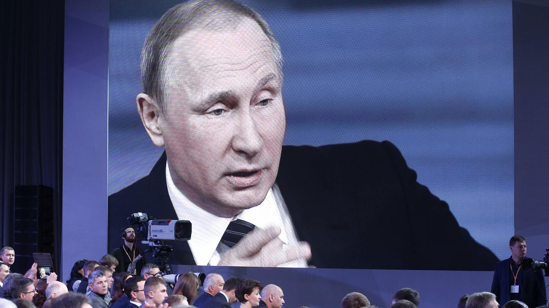 Russlands Präsident Wladimir Putin in seiner traditionellen Jahrespressekonferenz im Kreml