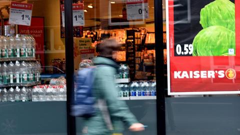 Eine Frau geht am 14.10.2016 an einem Kaiser's Supermarkt in Düsseldorf (Nordrhein-Westfalen) vorbei.