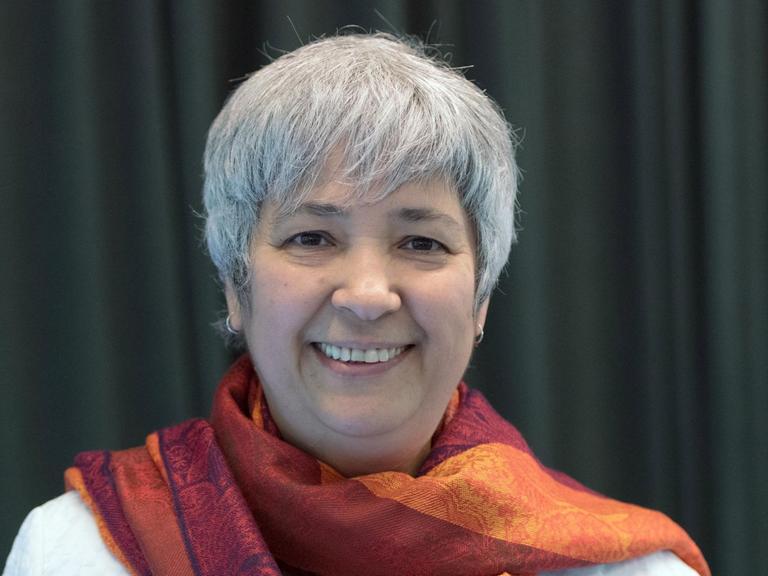 Die Rechtsanwältin Seyran Ates freut sich am 12.05.2017 in Berlin in der Kirche St. Johannes nach der Unterzeichnung eines Mietvertrages mit der Rushd-Goethe Moschee