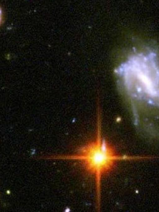 Eine neue Aufnahme des Weltraumteleskops "Hubble", die am 9.3.2004 veröffentlicht wurde. Sie zeigt etwa 10000 Galaxien, einige von ihnen in chaotisch wirkender Formgestaltung. Die Aufnahme erfasst nur einen äußerst kleinen Teil des Himmels unterhalb des Sternbilds Orion, bezeichnet als "Hubble Ultra Deep Field" (HUDF).